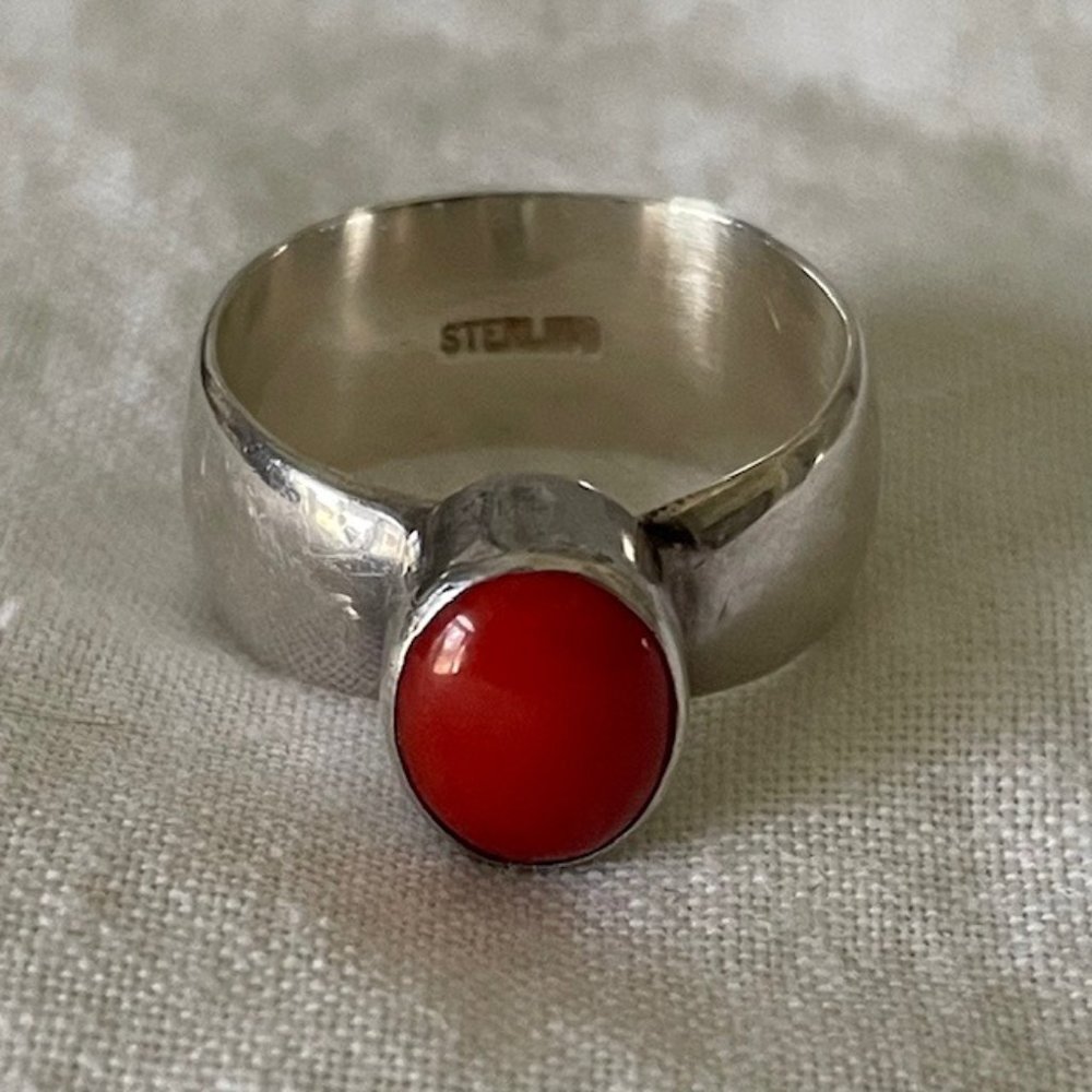 Sterling silver ring with carnelian cabochon stone, estimated size 8